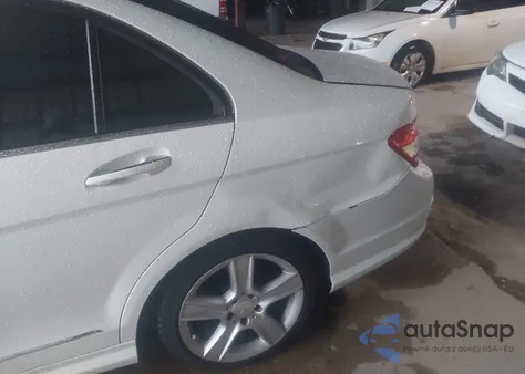 2010 Mercedes-Benz C 300 Luxury/Sport z USA, uszkodzony, nr VIN WDDGF5EB3AR088873